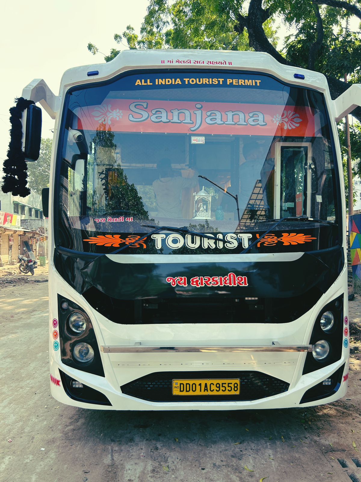 Luxury Bus 33-37 Seater 🆕